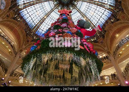 PARIS, FRANKREICH - NOVEMBER 20 2021 - jedes Jahr, ab Mitte November, wird im Herzen der Galleries LAF ein riesiger Weihnachtsbaum errichtet Stockfoto