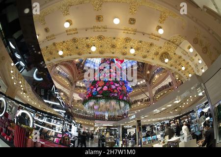 PARIS, FRANKREICH - NOVEMBER 20 2021 - jedes Jahr, ab Mitte November, wird im Herzen der Galleries LAF ein riesiger Weihnachtsbaum errichtet Stockfoto