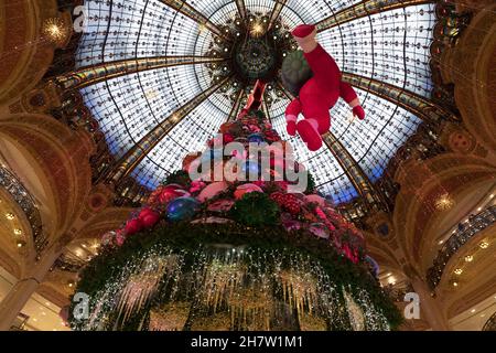 PARIS, FRANKREICH - NOVEMBER 20 2021 - jedes Jahr, ab Mitte November, wird im Herzen der Galleries LAF ein riesiger Weihnachtsbaum errichtet Stockfoto