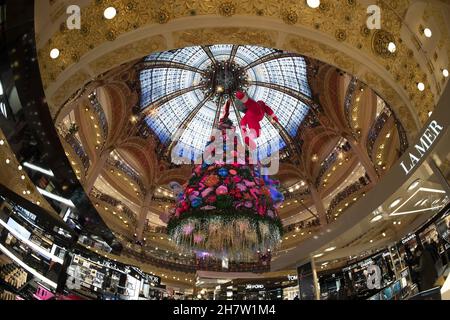 PARIS, FRANKREICH - NOVEMBER 20 2021 - jedes Jahr, ab Mitte November, wird im Herzen der Galleries LAF ein riesiger Weihnachtsbaum errichtet Stockfoto