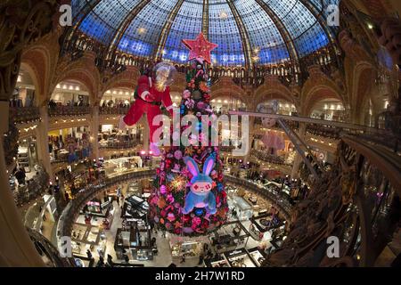 PARIS, FRANKREICH - NOVEMBER 20 2021 - jedes Jahr, ab Mitte November, wird im Herzen der Galleries LAF ein riesiger Weihnachtsbaum errichtet Stockfoto