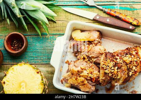 Köstliches Stück Schweinefleisch gebraten mit Käse und Ananas Stockfoto