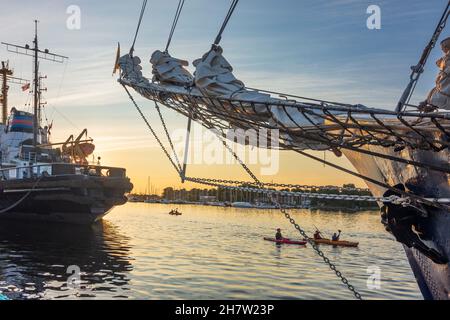 Rostock: Stadthafen, Museumsschiff-Eisbrecher 'Stephan Jantzen' (links), Segelschiff, Gruppe Paddler zwischen großen Schiffen, Sonnenuntergang am Ostsee ( Stockfoto