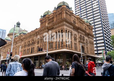 Geschäftige Stadt mit Hunderten von Menschen in der Nähe großer Gebäude in Australien, Sydney. Stockfoto