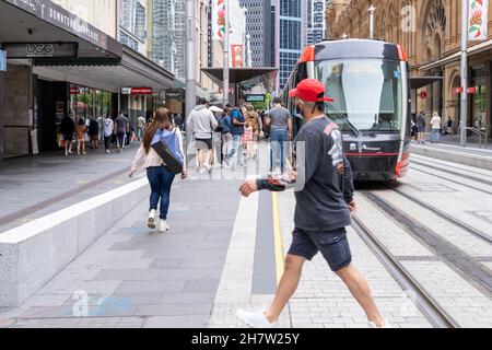 Menschenmenge am Stadtbahnhof im Central Business District Sydney, Australien. Person, die Bahngleise überquert. Geschäftigen Tag in der Innenstadt von Sydney. Stockfoto