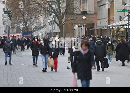 München, Deutschland. 24th. November 2021. Passanten, Menschen in der Münchner Fußgängerzone am 24th. November 2021 Kunden, Menschen. Kredit: dpa/Alamy Live Nachrichten Stockfoto