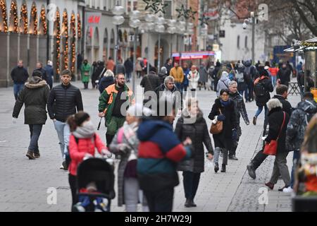 München, Deutschland. 24th. November 2021. Passanten, Menschen in der Münchner Fußgängerzone am 24th. November 2021 Kunden, Menschen. Kredit: dpa/Alamy Live Nachrichten Stockfoto