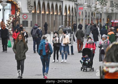 München, Deutschland. 24th. November 2021. Passanten, Menschen in der Münchner Fußgängerzone am 24th. November 2021 Kunden, Menschen. Kredit: dpa/Alamy Live Nachrichten Stockfoto