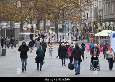 München, Deutschland. 24th. November 2021. Passanten, Menschen in der Münchner Fußgängerzone am 24th. November 2021 Kunden, Menschen. Kredit: dpa/Alamy Live Nachrichten Stockfoto