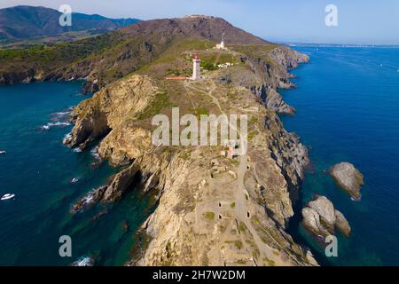 Luftaufnahme des Leuchtturm Cap Bear und der felsigen Küste von Vermeille entlang des Mittelmeers, Frankreich Stockfoto