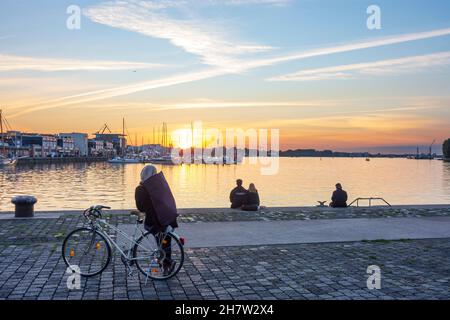 Rostock: Stadthafen, Menschen sitzen am Kai in Ostsee, Mecklenburg-Vorpommern, Deutschland Stockfoto