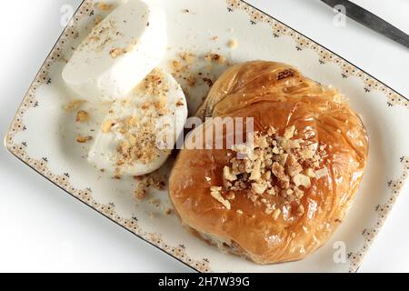 Türkische Dessertsac Arasi mit Pistazie. Türkei Konya. Stockfoto