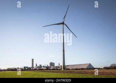 Windturbine vor der Steinsalzmine Borth in Rheinberg-Borth bei Wesel am Niederrhein, Nordrhein-Westfalen, Deutschland. Stockfoto