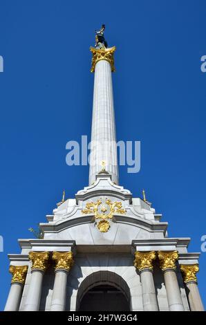 KIEW, UKRAINE - 10. AUGUST 2018: Unabhängigkeitsdenkmal auf Maidan Nnezlezhnosti in Kiew. Unabhängigkeitsplatz Stockfoto