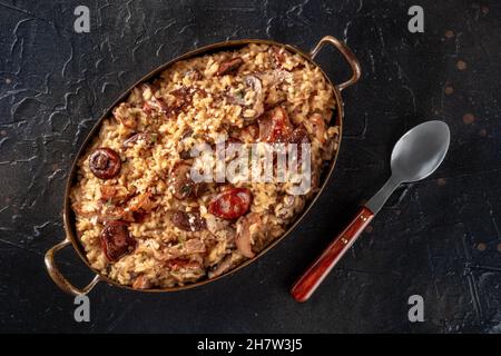 Risotto ai funghi, Pilzreis, oben auf schwarzem Schiefergrund geschossen Stockfoto