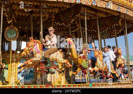 Familien genießen die Karussellfahrt auf dem Goodwood Revival Festival, 2021. September Stockfoto