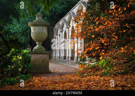 Praeneste Terrasse im Herbst in den Landschaftsgärten von Rousham House, Oxfordshire, England Stockfoto