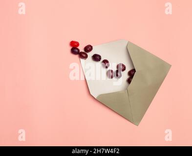Brief mit Süßigkeiten. Kreatives Konzept aus Süßigkeiten und Umschlägen. Stockfoto