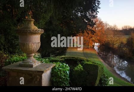 Dekorative Urne und Blick auf die Landschaftsgärten zum Fluss cherwell im Rousham House, Oxfordshire, England Stockfoto