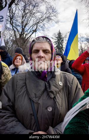 KIEW, UKRAINE - 24. November 2021: Mehrere hundert Menschen protestieren gegen Einschränkungen des Coronavirus und obligatorische Impfungen. Stockfoto