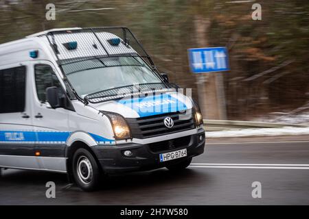 Kuznica, Woiwodschaft Podlachien, Polen. 24th. November 2021. Der polnische Polizeiwagen sah, wie er in die Notstandszone in der Nähe der Stadt Kuznica an einer polnisch-weißrussischen Grenze eintrat. Der Ausnahmezustand, der am 2. September 2021 auf Ersuchen des Ministerrats von Präsident Andrzej Duda im Zusammenhang mit der Migrationskrise auf einem Teil des Territoriums der Republik Polen eingeführt wurde. (Bild: © Mateusz Slodkowski/ZUMA Press Wire) Stockfoto