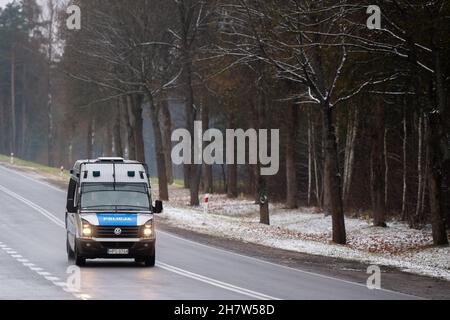 Kuznica, Woiwodschaft Podlachien, Polen. 24th. November 2021. Der polnische Polizeiwagen sah, wie er in die Notstandszone in der Nähe der Stadt Kuznica an einer polnisch-weißrussischen Grenze eintrat. Der Ausnahmezustand, der am 2. September 2021 auf Ersuchen des Ministerrats von Präsident Andrzej Duda im Zusammenhang mit der Migrationskrise auf einem Teil des Territoriums der Republik Polen eingeführt wurde. (Bild: © Mateusz Slodkowski/ZUMA Press Wire) Stockfoto