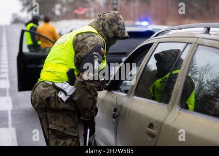 Kuznica, Woiwodschaft Podlachien, Polen. 24th. November 2021. Polnischer Soldat, der während der Kontrolle eines Autos gesehen wurde, das in die Notstandszone in der Nähe der Stadt Kuznica an der polnisch-weißrussischen Grenze einfährt. Der Ausnahmezustand, der am 2. September 2021 auf Ersuchen des Ministerrats von Präsident Andrzej Duda im Zusammenhang mit der Migrationskrise auf einem Teil des Territoriums der Republik Polen eingeführt wurde. (Bild: © Mateusz Slodkowski/ZUMA Press Wire) Stockfoto