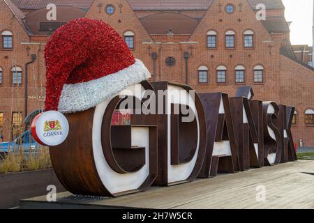 DANZIG, POLEN - 2020. JANUAR 17. Danzig Schild mit rotem Weihnachtsmann Hut auf. Stockfoto