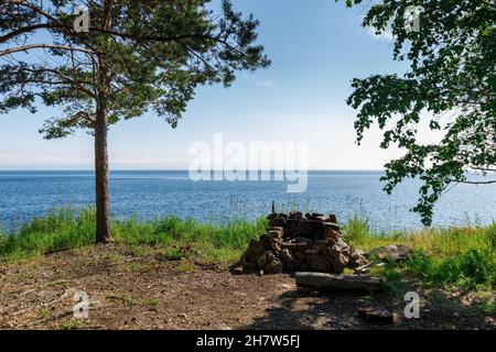 Rastplatz am Ufer des Baikalsees. Wanderruheplatz mit Lagerfeuerplatz Stockfoto