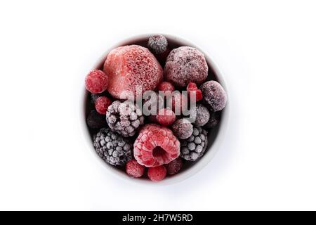 Sortiment von eisgekühlten Beeren in einer Schüssel isoliert auf weißem Hintergrund Stockfoto