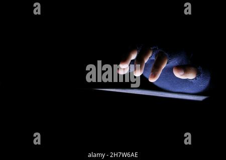 Nahaufnahme von Hacker-Hand stehlen Daten von digitalen Tablet Stockfoto