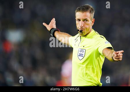 BRÜGGE, BELGIEN - 24. NOVEMBER: Schiedsrichter Davide Massa reagiert während des UEFA Champions League Group Stage-Spiels zwischen Club Brugge und RB Leipzig am 24. November 2021 im Jan Breydelstadion in Brügge, Belgien (Foto: Jeroen Meuwsen/Orange Picics) Stockfoto