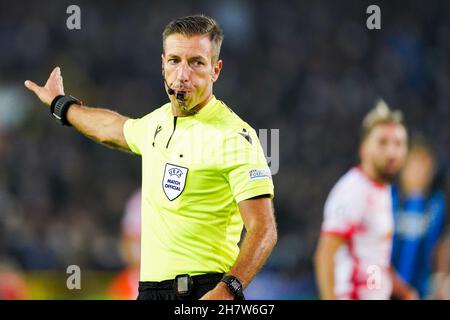 BRÜGGE, BELGIEN - 24. NOVEMBER: Schiedsrichter Davide Massa reagiert während des UEFA Champions League Group Stage-Spiels zwischen Club Brugge und RB Leipzig am 24. November 2021 im Jan Breydelstadion in Brügge, Belgien (Foto: Jeroen Meuwsen/Orange Picics) Stockfoto