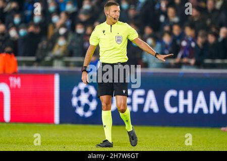 BRÜGGE, BELGIEN - 24. NOVEMBER: Schiedsrichter Davide Massa reagiert während des UEFA Champions League Group Stage-Spiels zwischen Club Brugge und RB Leipzig am 24. November 2021 im Jan Breydelstadion in Brügge, Belgien (Foto: Jeroen Meuwsen/Orange Picics) Stockfoto