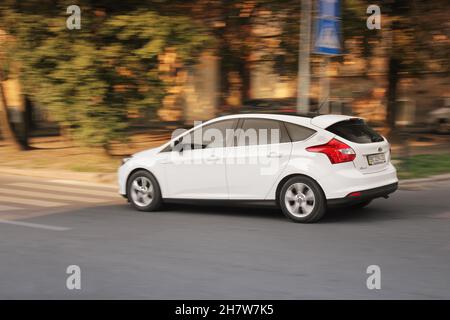 Lviv, Ukraine - 23. August 2018: Weißer Ford Focus in Bewegung Stockfoto