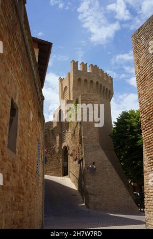 Corinaldo, Provinz Ancono, Marken, Italien: Mittelalterliche Stadt, umgeben von Mauern Stockfoto