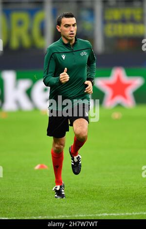 Mailand, Italien. 24th. November 2021. Schiedsrichter Ovidiu Hategan wärmt sich vor dem UEFA Champions League-Spiel zwischen Inter und Shakhtar Donetsk bei Giuseppe Meazza in Mailand auf. (Foto: Gonzales Photo/Alamy Live News Stockfoto