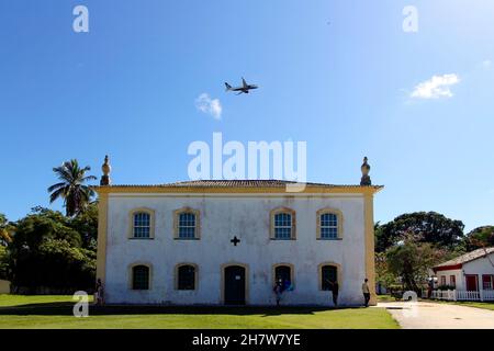 Porto Seguro, Bahia, Brasilien - 18. Juli 2021: Azul-Flugzeug über dem Rathaus und Gefängnis, in dem sich das Museum im historischen Zentrum von Porto Seg befindet Stockfoto