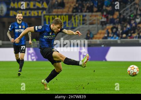 Mailand, Italien. 24th. November 2021. Nicolo Barella (23) von Inter beim UEFA Champions League-Spiel zwischen Inter und Shakhtar Donetsk bei Giuseppe Meazza in Mailand. (Foto: Gonzales Photo/Alamy Live News Stockfoto