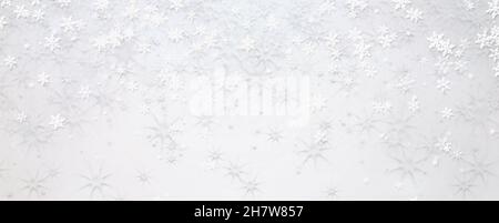 Weiße Schneeflocken auf weißem Hintergrund. Neujahr und Weihnachten Grußkarte Hintergrund mit Kopierplatz. Stockfoto