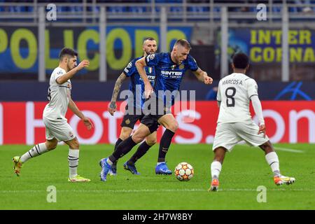 Mailand, Italien. 24th. November 2021. Milan Skriniar (37) von Inter beim UEFA Champions League-Spiel zwischen Inter und Shakhtar Donetsk bei Giuseppe Meazza in Mailand. (Foto: Gonzales Photo/Alamy Live News Stockfoto