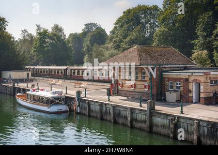 Bahnstrecke am See, Blick im Sommer auf den Bahnhof am Kai in Lakeside am Lake Windermere, Lake District, Cumbria, England, Großbritannien Stockfoto