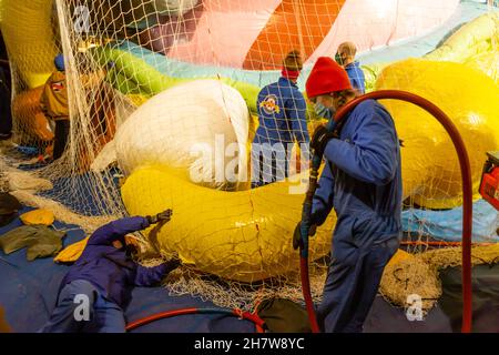 New York, NY - 24. November 2021. Die Massen drängen sich zum Aufblasort der Macy’s Thanksgiving Parade, der am Nachmittag für die Öffentlichkeit geöffnet wurde Stockfoto