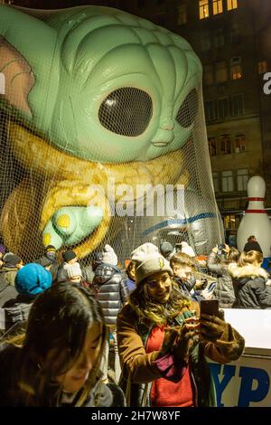 New York, NY - 24. November 2021. Die Massen drängen sich zum Aufblasort der Macy’s Thanksgiving Parade, der am Nachmittag für die Öffentlichkeit geöffnet wurde Stockfoto