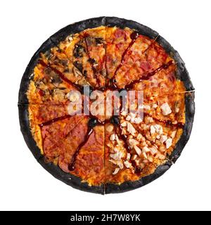 Kreative Pizza mit schwarzen Rändern, vier Arten von Füllung und Grillsoße. Isoliert auf weißem Hintergrund. Draufsicht. Stockfoto