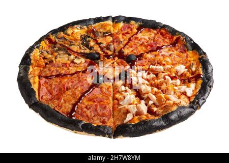 Kreative Pizza mit schwarzen Rändern, vier Arten von Füllung und Grillsoße. Isoliert auf weißem Hintergrund. Seitenansicht. Stockfoto