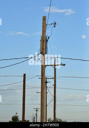 Isolierte Nahaufnahme des elektrischen Transformators am Mast, um das alternde Stromnetz anzuzeigen Stockfoto