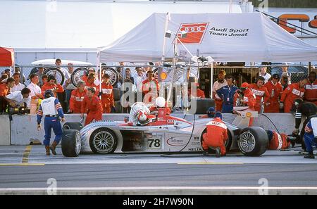 Audi R8 von Biela/Pirro/Kristenson beim Rennen der American Le Mans Series , Petit Le Mans Road America Georgia USA 30/9/2000 Stockfoto