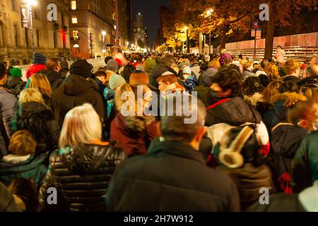 New York, NY - 24. November 2021. Die Massen drängen sich zum Aufblasort der Macy’s Thanksgiving Parade, der am Nachmittag für die Öffentlichkeit geöffnet wurde Stockfoto