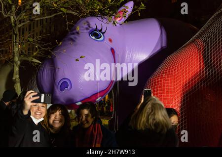 New York, NY - 24. November 2021. Die Massen drängen sich zum Aufblasort der Macy’s Thanksgiving Parade, der am Nachmittag für die Öffentlichkeit geöffnet wurde Stockfoto